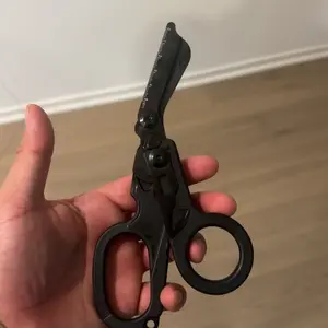 Foldable Trauma Shears with Holster, 1pc Emergency-Response Scissors for Nurses, Tactical Multi Tool EMT Shears with Gift Box, Heavy Duty Scissor