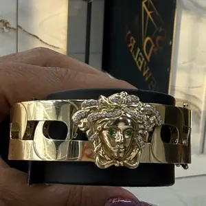 Pulsera 10k 20mm con Detalles de Medusa y Diamantes de Imitación para Estilo Elegante