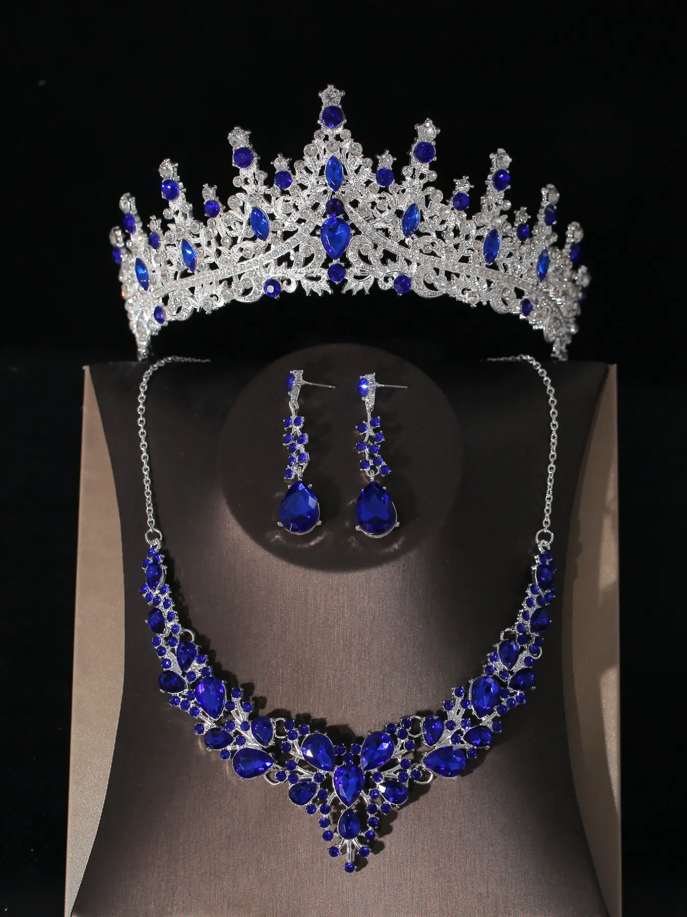 A set of bridal accessories, Western jewelry set, with blue diamonds embellishing the crown, necklace, and earrings, 4 pieces in multiple colors. The jewelry are suitable for weddings, parties, gatherings Wedding Jewelry Sets For Brides