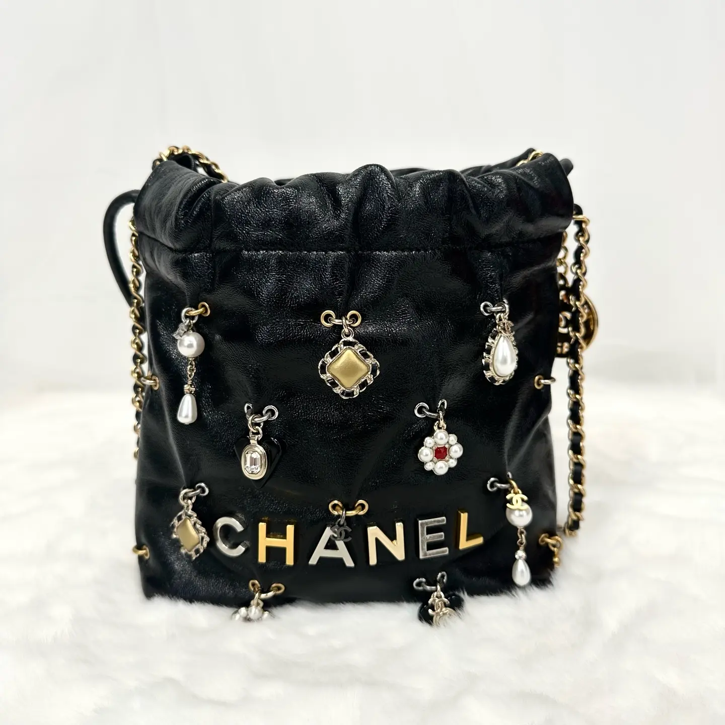 Pre-owned CHANEL 22 Mini Crossbody Bag Limited Edition, Gold Jewelry Charm, Zip Closure, Microchip | N21659678
