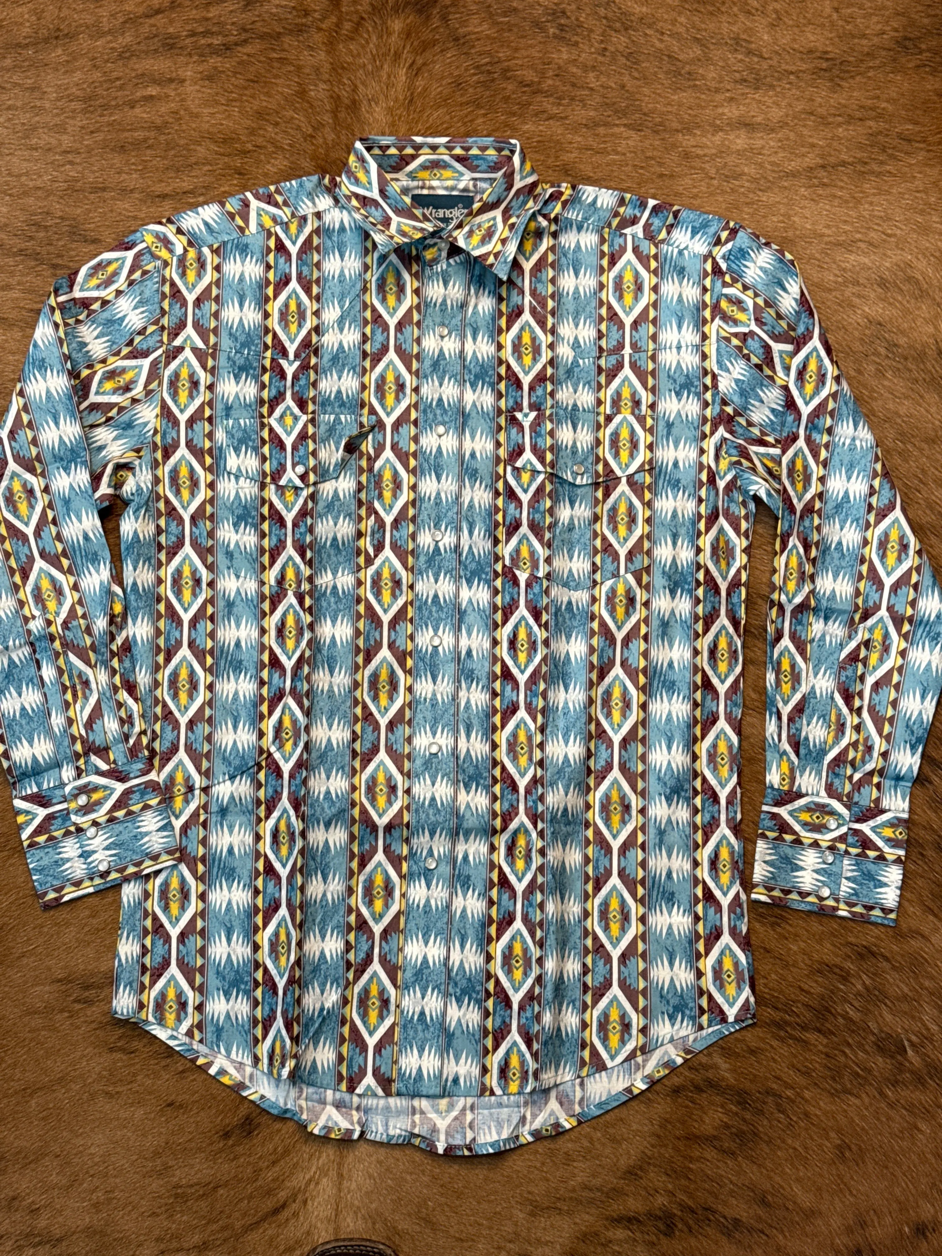 Wrangler Men's Classic Long Sleeve Western Shirt in a Multi-Color Aztec Pattern, Elegant Relaxed Fit Menswear