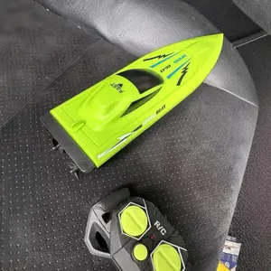 Remote Control Boat Toy Set, High-Speed Electric Racing Yacht, Realistic Water Model Ship, Dual Propeller RC Boat, Includes 5 Aa Batteries