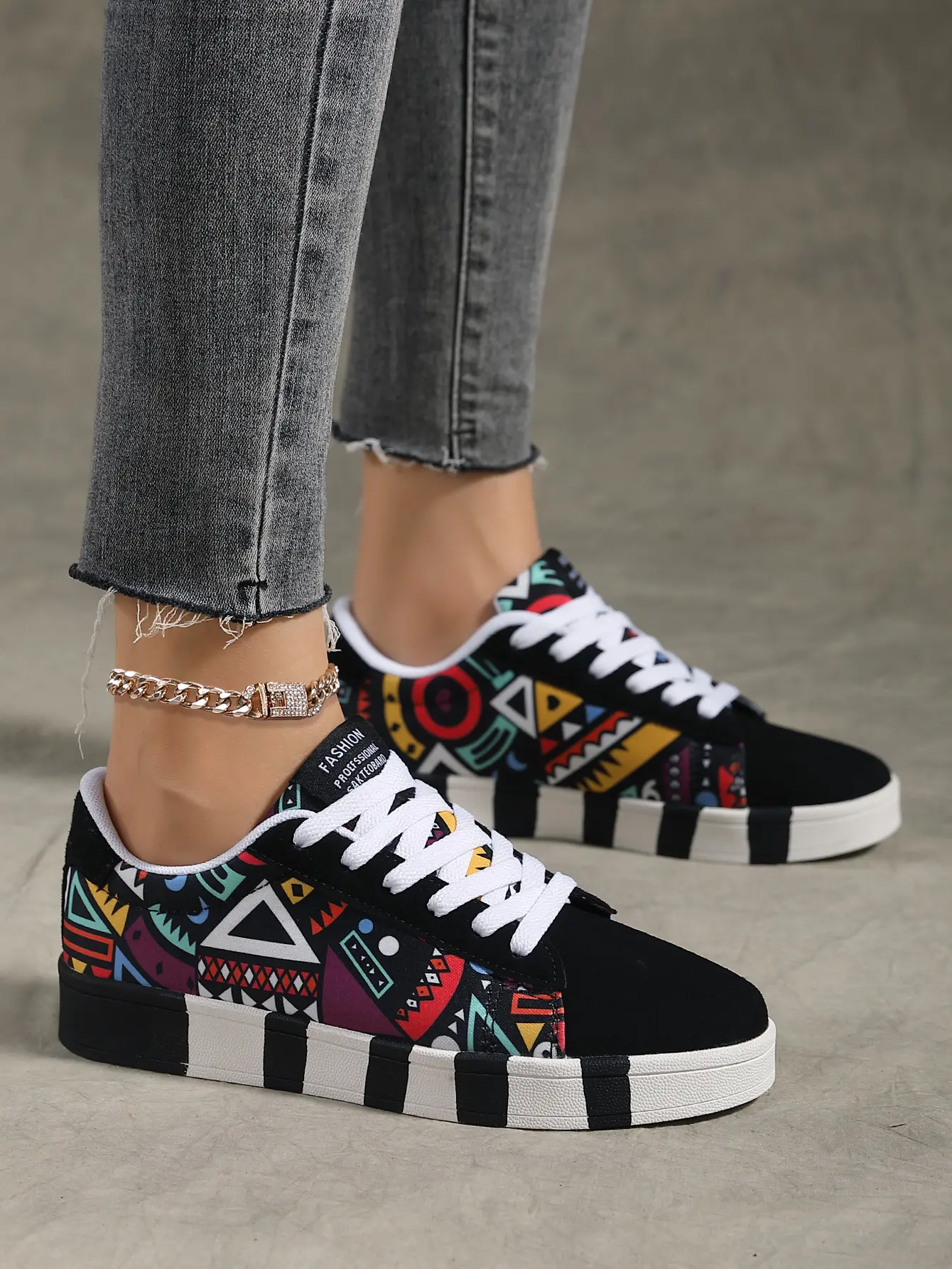 Women's Graffiti Canvas Sneakers - 2026 New Black-and-White Striped Color-Block Low-Top Ankle Casual Skate Shoes, Fabric Athletic Training Footwear for Students