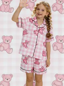 2-piece children's full body pink patchwork white coarse plaid pink doll teddy bear pattern printed short sleeved shorts with soft and comfortable collar design, button closure elastic waistband, daily casual children's sleepwear set