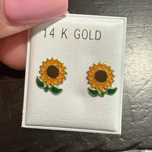 Hermosos aretes con diseño de girasol en oro 14K