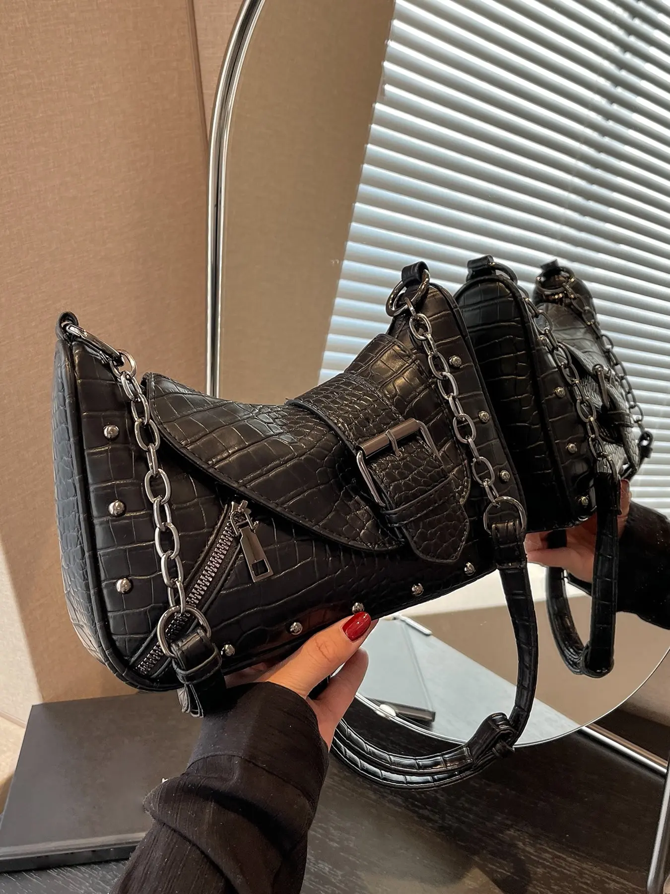 Sweet and cool style practical texture retro underarm bag with rivet decoration, chain shoulder strap design, fashionable and niche personality crocodile pattern crossbody bag, Chic Chain Crossbody, suitable for daily commuting and socializing