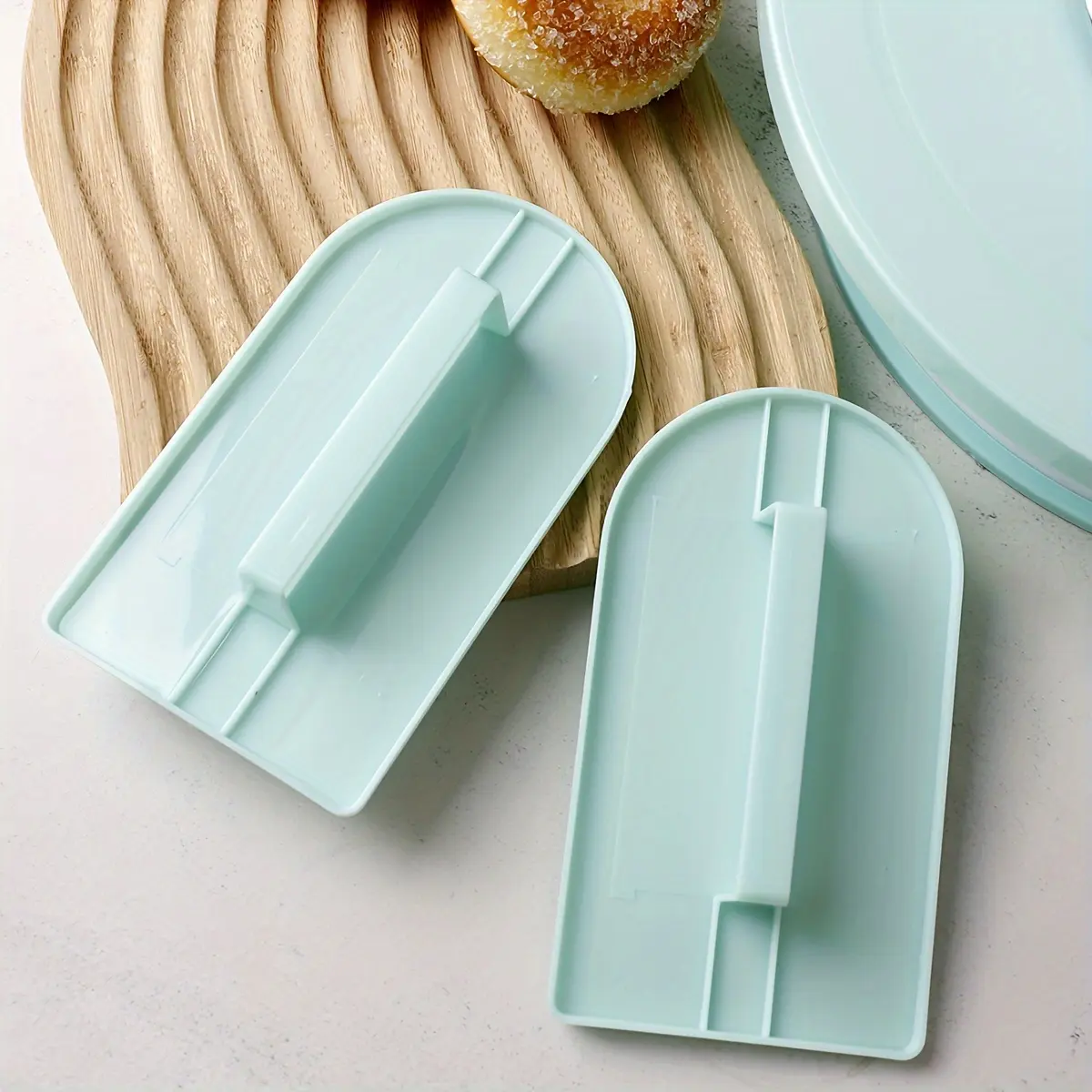 1pc Plastic Cake Smoother Tool - Multi-Purpose Baking Decorating Tool for Frosting, Fondant, DIY Cakes - Durable PP Cream Scraper & Icing Smoother with Ergonomic Handle - Perfect for Holidays, Birthdays, Weddings, Home Kitchen Use, Cake Baking Supplies, P