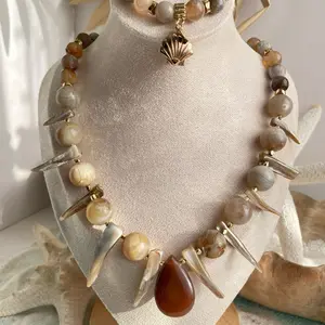 Conjunto “Raíces del Mar”, collar y pulsera de ágatas con concha nácar.