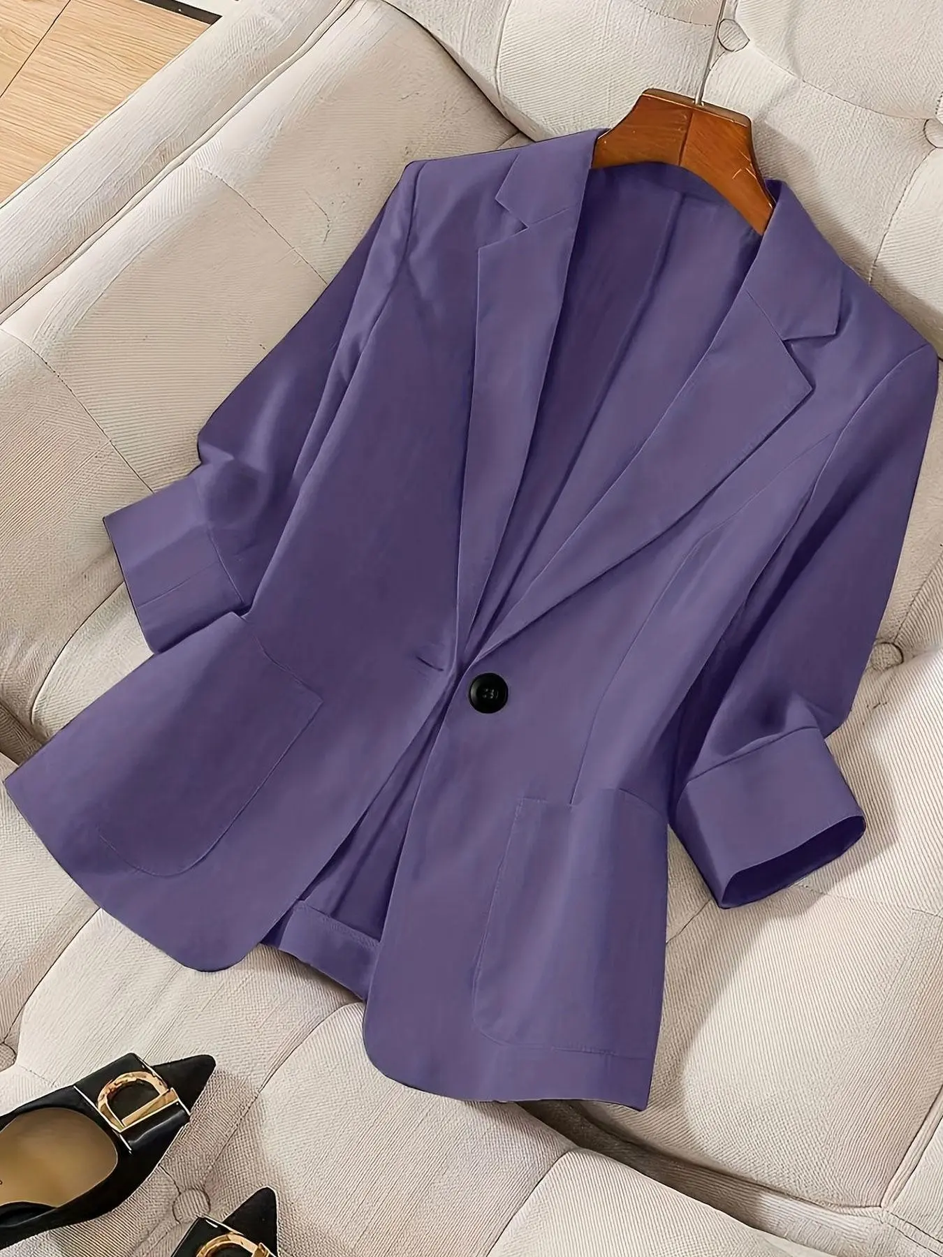A women's solid color collared lapel single-breasted single-button mid-length sleeve double-pocket stylish fitted blazer, suitable for spring and summer, office wear, appropriate for the workplace and daily wear.