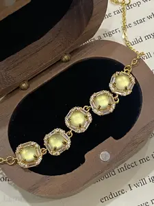 Light luxury, unique zircon bracelet for women. High-end, minimalist design, fashionable and exquisite wrist jewelry.