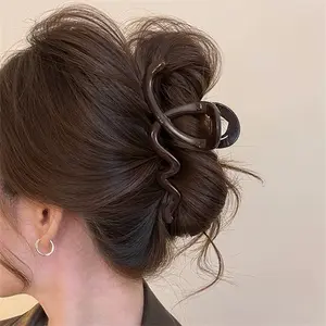 3 Random Pieces – Assorted Set,Vintage Wavy Claw Clip – Large Shark Clip for Thick Hair, Luxury Retro Hair Accessory for Women, 2025 New Arrival
