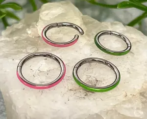 1 Piece Titanium Glow-in-the-Dark Outer Edge Hinged Segment Septum Ring - Green or Pink - Gauge 16g - Diameter 10mm or 8mm!