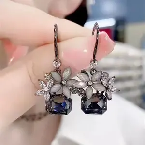 LisiZen Black Crystal Flower Earrings 14K Gold Plated Retro Inspired Floral Design, Chic Autumn Winter Statement Fashion Jewelry for Women Sparkling Elevate Style Luxurious Versatile DZEH2040