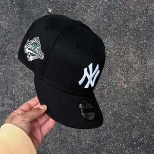 New Era Black NY Yankees 9FIFTY Snapback Hat, White Embroidered Logo, Adjustable Fit, Gorra De Béisbol Para Hombres, Streetwear Classic Cap Everyday Casual Style