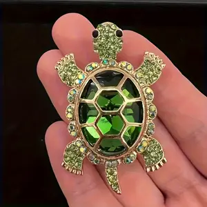Green turtle inlaid brooch, stylish alloy suit pin accessories, suitable for daily wear and carnival party gifts