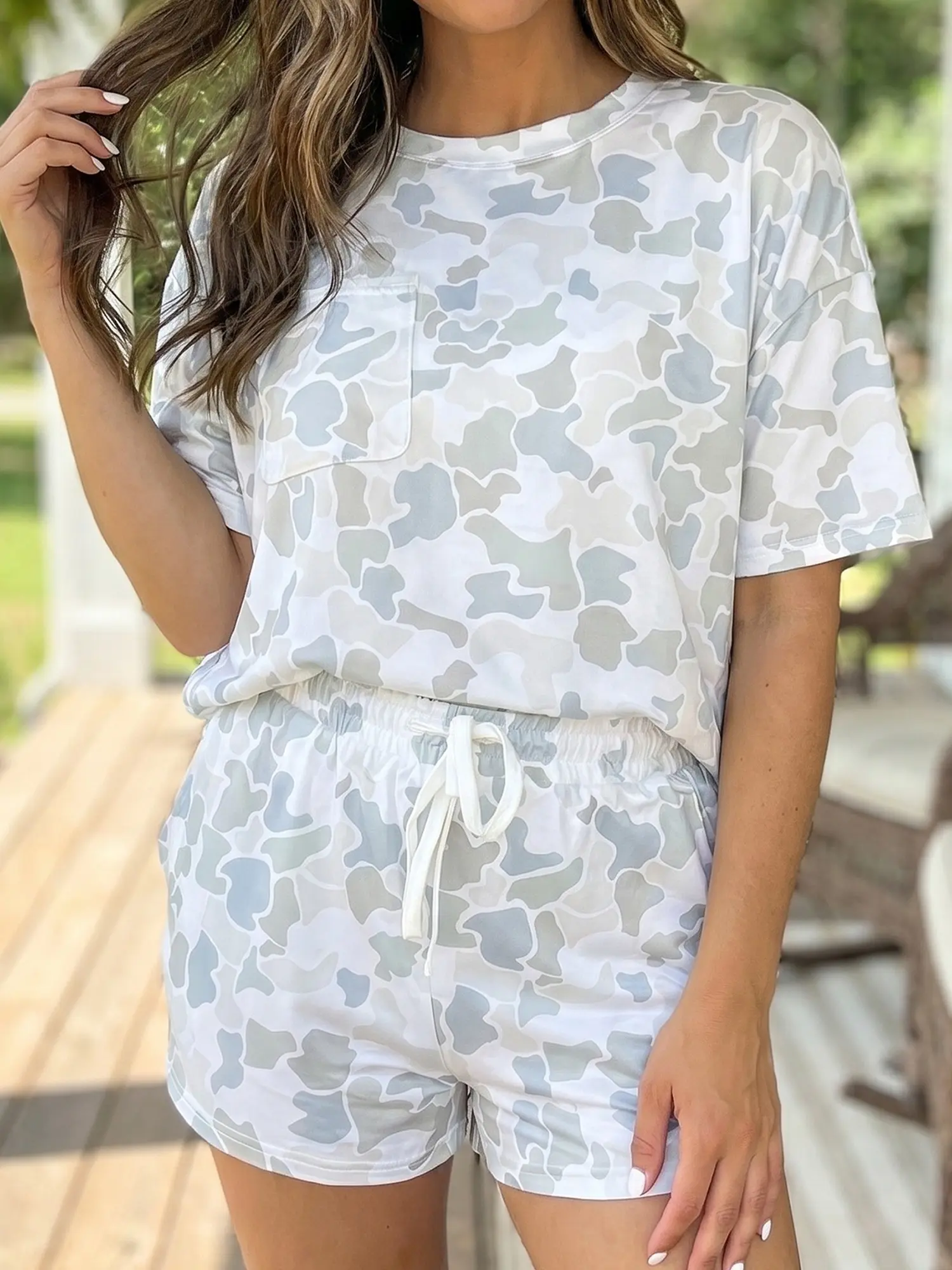 PHEFEE Women's 2-Piece Camouflage Lounge Set, Casual Everyday Short-Sleeve Tee and Matching Stretch Fabric Shorts with Pockets, Pastel Print, Shortsleeve, Multicolour