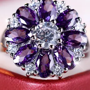 A petal-shaped flower ring made of purple zirconia is suitable for women to wear daily at wedding parties