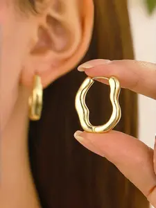 1 pair of women's hoop earrings with a golden wave design, fashionable, lightweight, suitable for daily gifts, and versatile