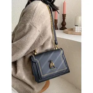 Women's Elegant Bee Patched Decor Chain Strap Crossbody Shoulder Bag, Vintage Bee Decor Square Underarm Stylish Chain Bags, Minimalist Temperament Quilted Design Pu Leather Bag, Trendy Chain Crossbody Bags for Daily Use, Trendy Minimalist Purse