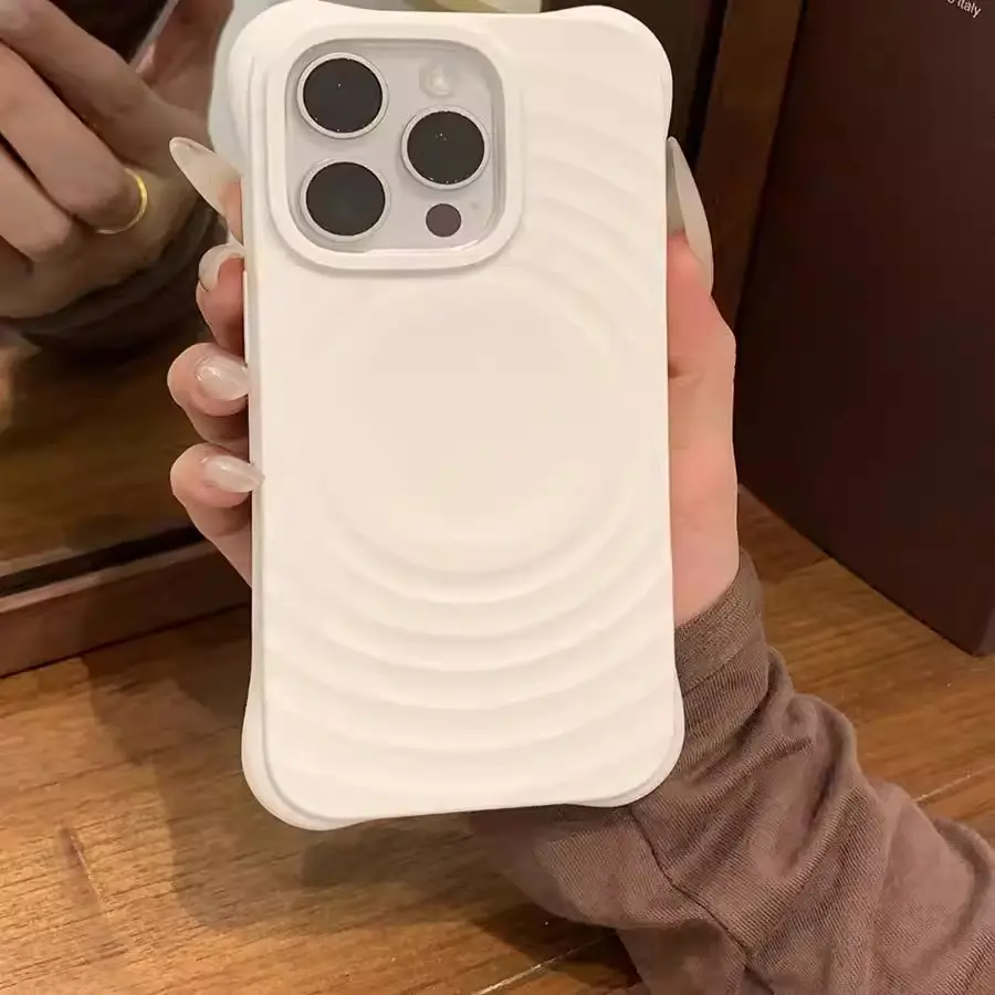 Magnetic phone case, suitable for iPhone, made of TPU material, thin, lightweight, shockproof and drop resistant.