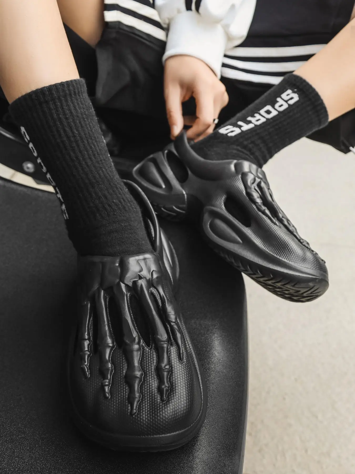 Solid Color Skull Hand Hollow Out Non-slip Clogs for Men, Designer Slides, Summer Fashion Street Punk Style Clogs for Daily Wear, Outdoor Ventilate Be