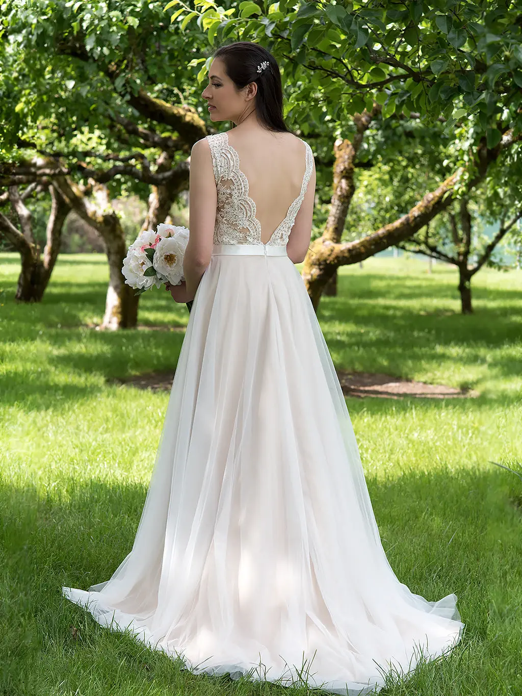 Sleeveless lace wedding dress with tulle skirts