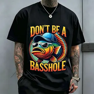 Men’s American-style trendy printed T-shirt, black and white short sleeves; holiday streetwear fashion styling; casual crew neck short-sleeve T-shirt for everyday outdoor leisure wear.