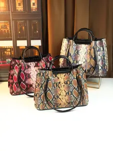 European and American fashion retro gradual change snake pattern middle-aged lady shoulder crossbody bucket bag large capacity commuter bag Fashionable Crossbody Bag