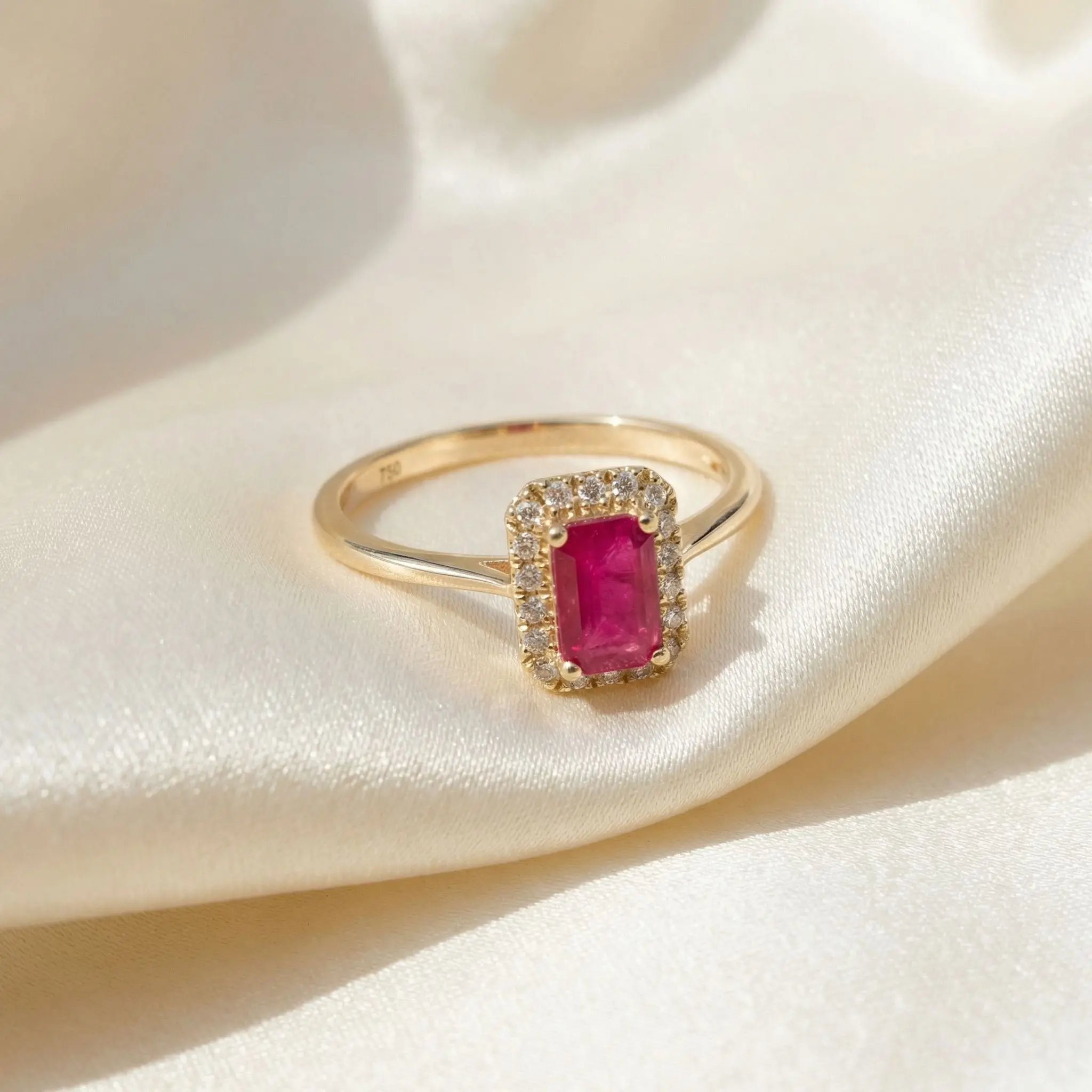 Ring with Natural Ruby and Diamonds in 18K Gold