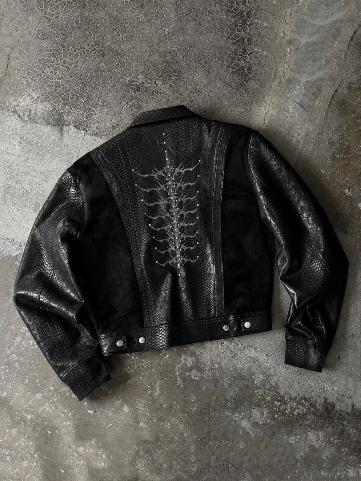 Men's Gothic Python Embossed Moto Jacket, Spine Graphic Studded Biker Coat, Y2K Streetwear Turn Down Collar Zip Up Outerwear, Punk Rock Motorcycle Jacket for Fall Spring, Nightclub Festival Casual Fashion Statement Top, Vintage Western Club Style Clothing