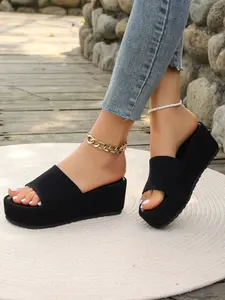 Ladies' wedge heel thick soled sandals, comfortable to step on, suitable for daily and vacation wear, fashionable and casual women's shoes