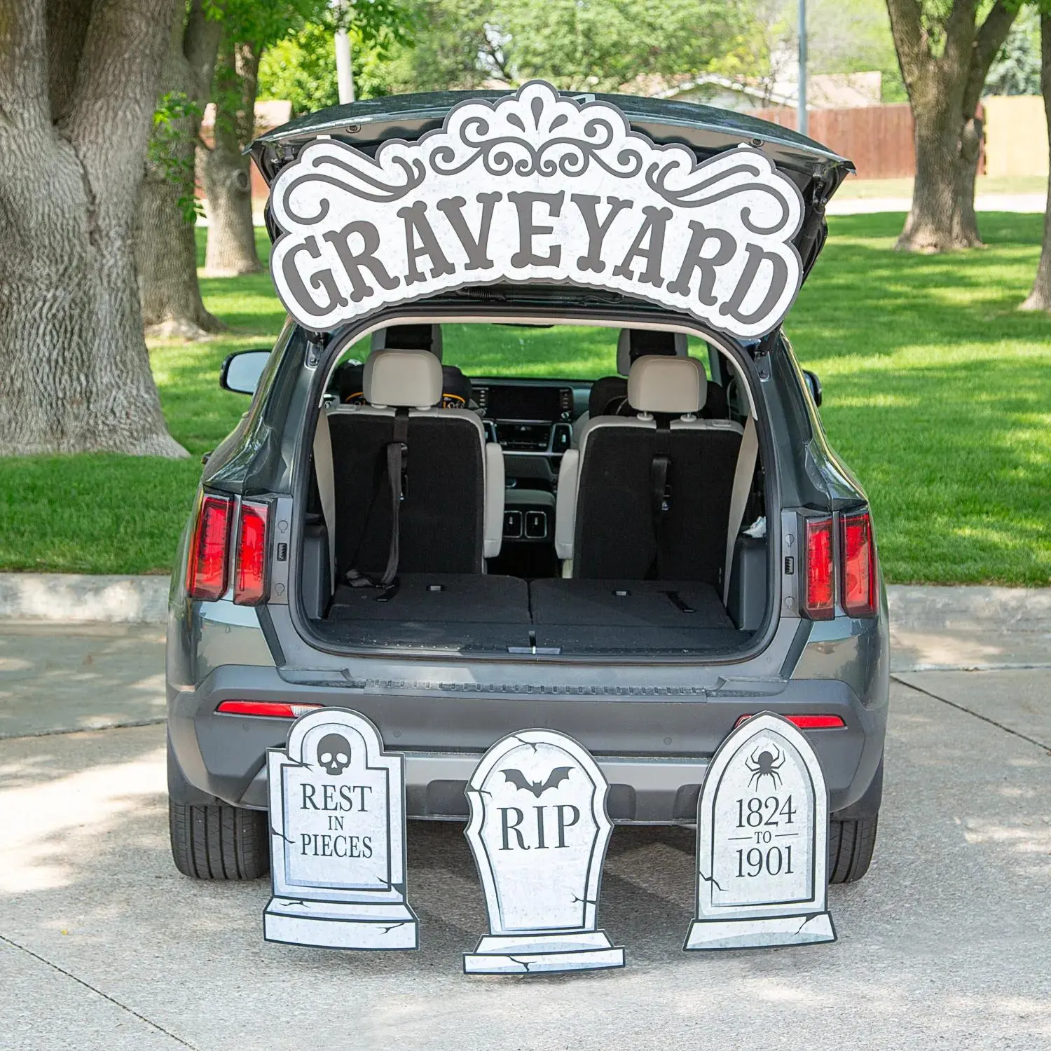 Fun Express Value Graveyard Trunk-or-Treat Decorating Kit - 8 Pc