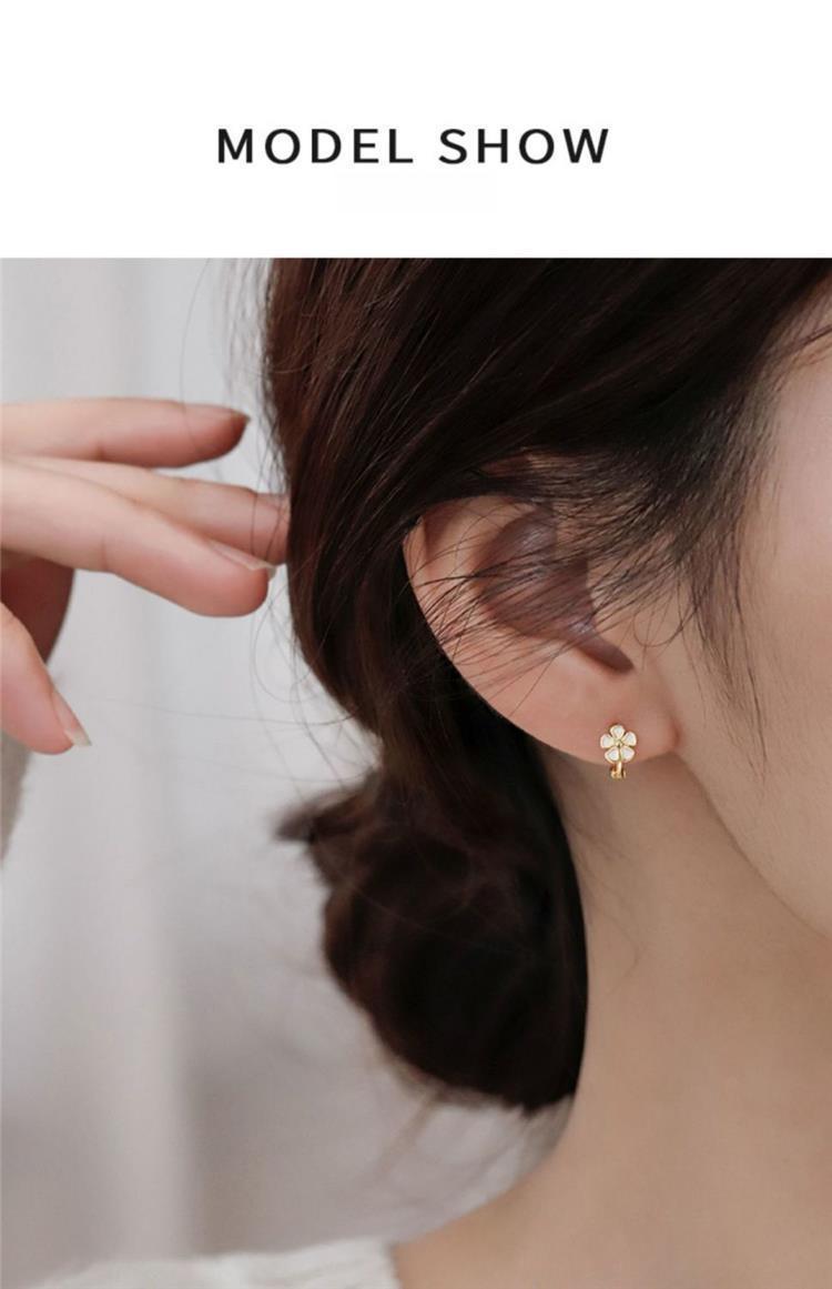 Small daisy flower earrings for women, ins niche design, simple and sweet new earrings