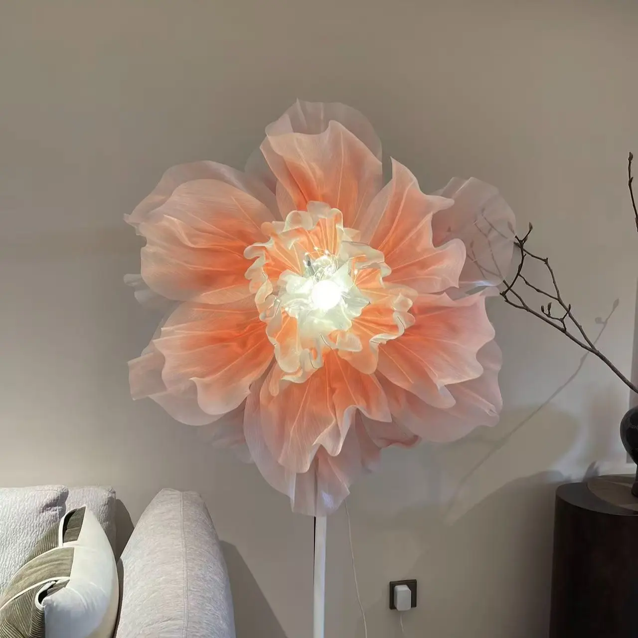 Simulated opening and closing flowers, electromechanical moving flowers, automatically sensing silk flowers, decorative ornaments, window display sets.