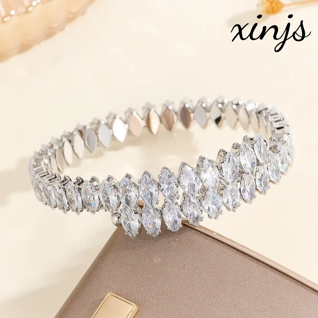 Women's Elegant Diamond-Studded Coil Arm Cuff Bangle Bracelet - Adjustable Size Spring Wrap-Around Jewelry, 1-Piece Female Costume Accessory for Daily Wear, Elegant Bangle Bracelet
