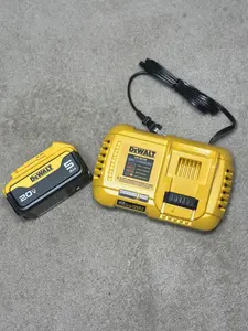 Dewalt 20V MAX 5AH BATTERY AND 8 AMP FAST CHARGER