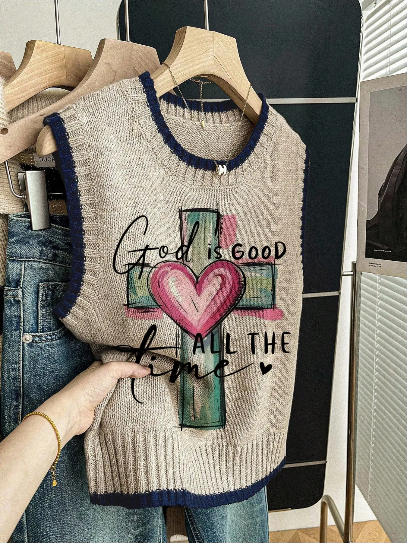 Spring/Summer Back-to-School Casual Style Loose Round-neck Sleeveless Vest, Fashion Sleeveless Printed Top, Knitted Dark Blue Embroidered Contrasting Heart Patchwork English Print Valentine's Day Women's Knitted Outfit