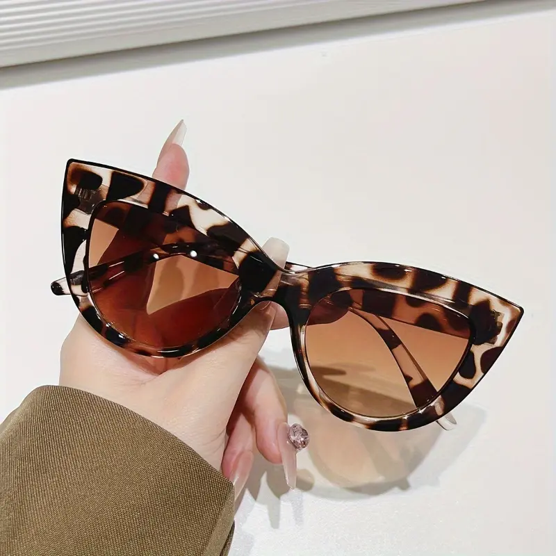 2024 Trendy Korean-Style Women's Cat Eye Fashion Glasses - Large Frame, Slimming Effect, Anti-Glare Lenses, Plastic, Perfect for Fashionable Streetwear & Outdoor Adventures