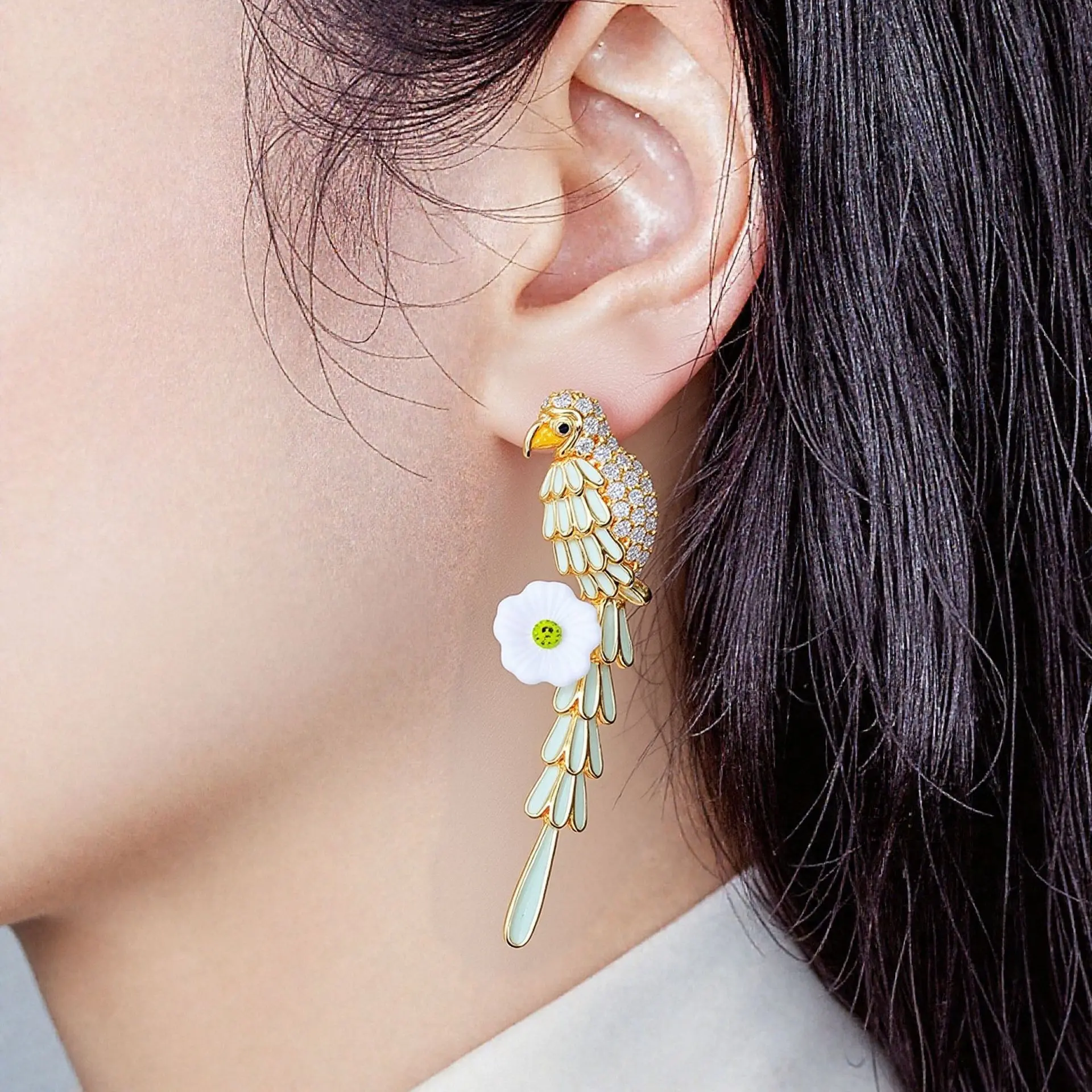 New medieval heavy industry stud earrings, bird diamond earrings, light luxury design, high-end sense Tremella needle ear hanging earrings, women