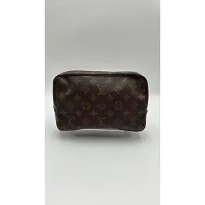 Pre-owned Louis Vuitton Leather Luxury Bags & Accessories Monogram Trousse 23 Date Code: TH8910T. Entrupy ID: TXVRDGW.