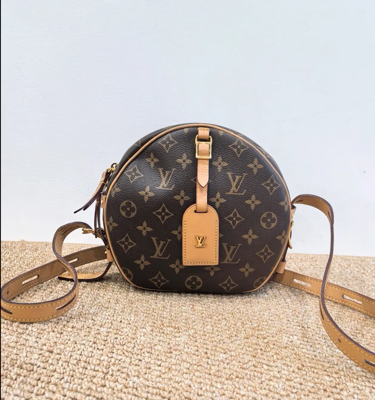 Pre-owned Louis Vuitton Authentic Monogram Boîte Chapeau Souple MM Large Round Hat Box, Casual Crossbody, Fashion Crossbody Purse, Handbag Shoulder Purse, Shoulder Bags with Dates