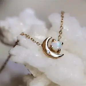 Minimalist Fashion Zinc Alloy Rhinestone Decor Moon & Opal Pendant Necklace For Women For Daily Decoration