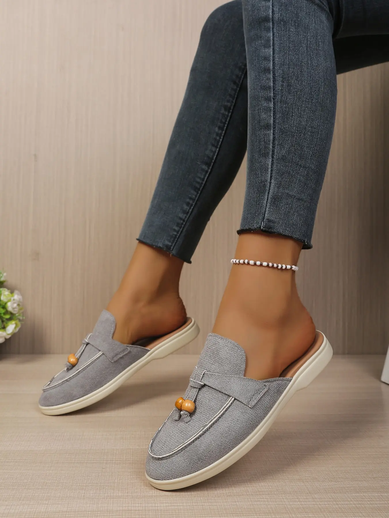 Retro style Baotou slippers for women, adorned with bead decorations, Mueller shoes have a gentle upper, breathable and comfortable, soft bottom that is non slip, suitable for daily casual commuting and home wear, Rubber