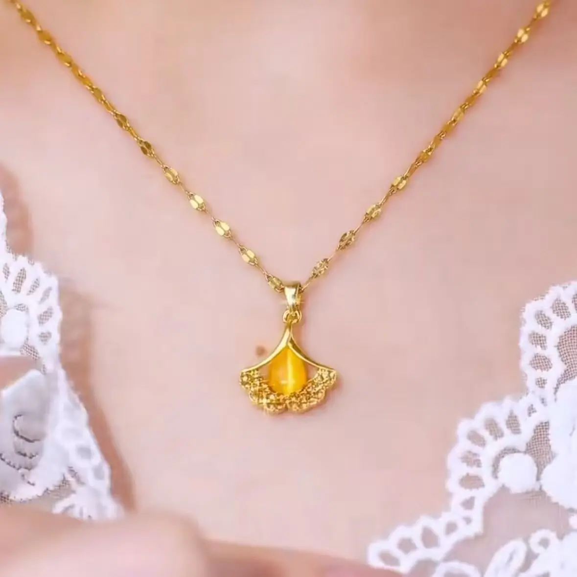 Brown Ginkgo Leaf Necklace for Women, 2025 New Trend Pendant, Chic Minimalist Luxury Collarbone Chain Jewelry DZXL3416
