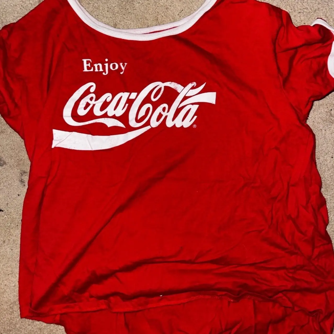 Red xxl Coca Cola shirt. I don’t know the measurements of the height, width, and length so I’m sorry.