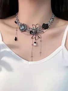Spider Button Rose Tassel Necklace, Niche Heavy-Duty Punk Design Sweet & Cool Fashion Versatile Collarbone Chain, Metal Spider Contrast with Three-Dimensional Rose, Button Element Accented with Flowing Tassel, Hardcore Meets Delicate, Eye-Catching Must-Ha