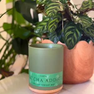 Cafe themed candles 13 oz Natural Luxury Non-toxic Coconut-Apricot wax candle | Perfect gift for Matcha & Coffee lovers  | Bakery themed scents making buy handmade candle