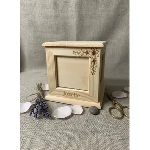 Rotating box picture frame