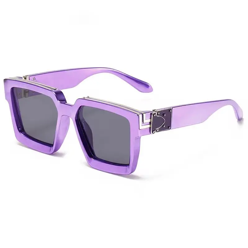 Luxury Oversized Square Sunglasses Retro Fashion UV400 Shades with Gold Accents and Black Frame