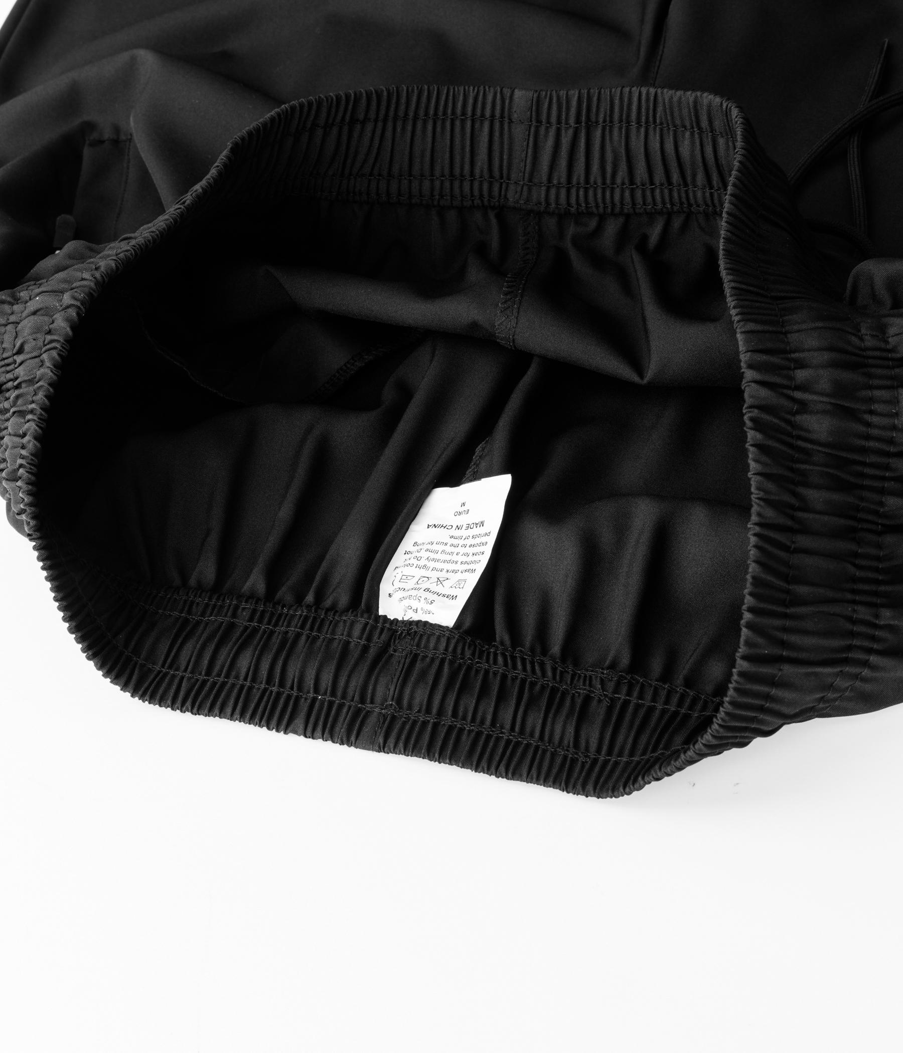 Men’s casual shorts—loose, comfortable, and breathable athletic shorts with reflective stripes on both sides of the legs. Available in multiple colors and suitable for all seasons; ideal for outdoor sports and fitness activities.